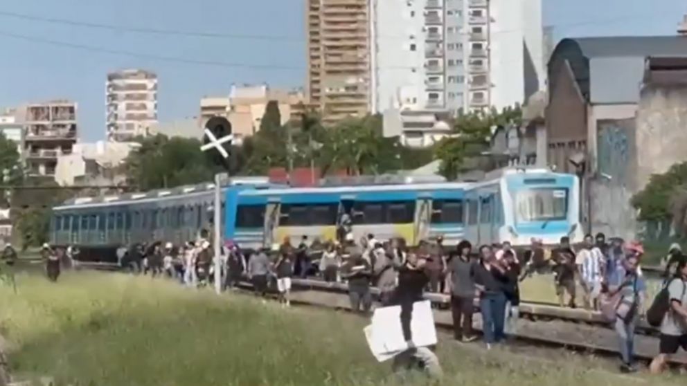 Los pasajeros descendiendo del Tren Sarmiento tras el accidente.