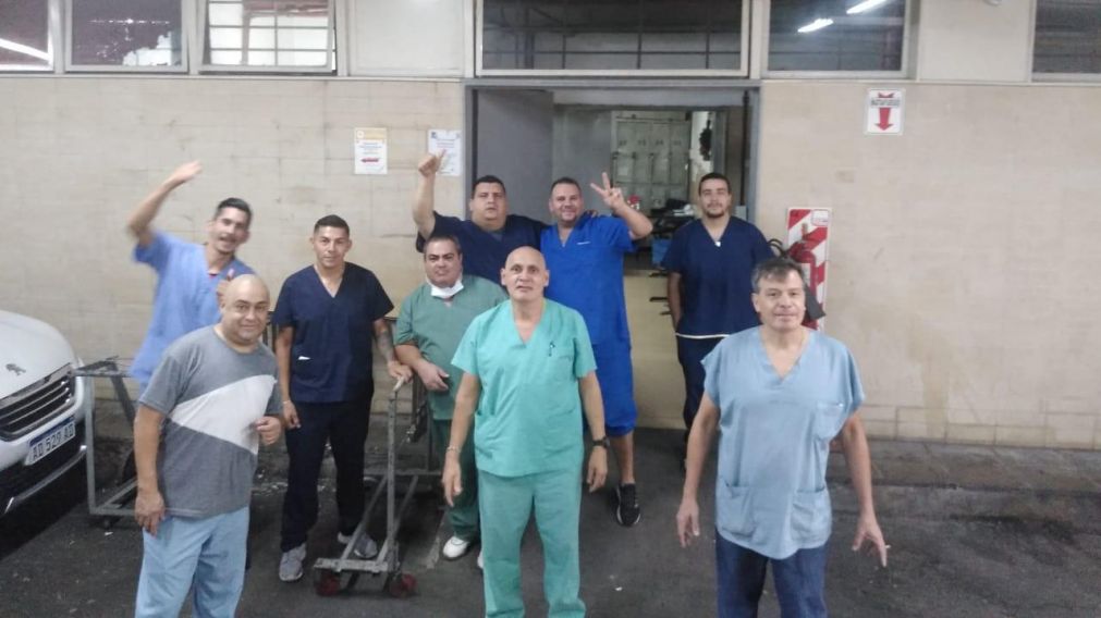 Los camilleros deben llevar botas, barbijos, cofias, lentes y camisolín quirúrgico.