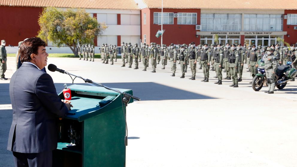 Fernando Espinoza encabezando el recibimiento de Gendarmeria Nacional.