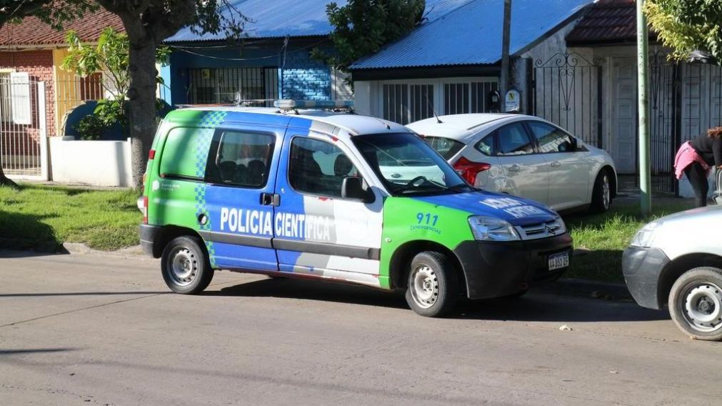 La Policía Científica, en la vivienda de la mujer de 81 años (Gentileza El Día).