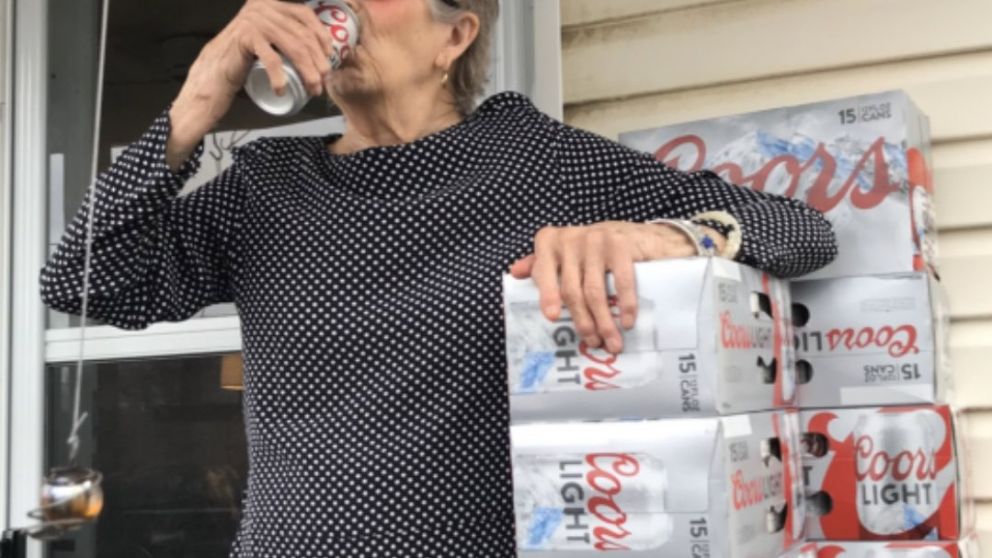 La mujer, de 93 años, disfruta de la bebida que le enviaron a su domicilio.