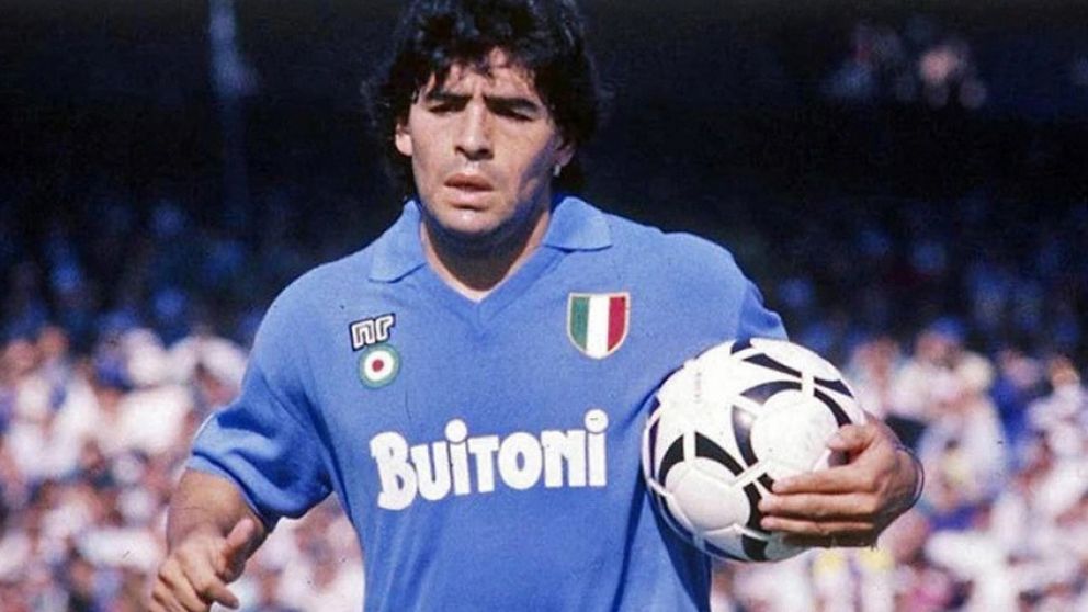 Maradona con la casaca del Nápoli. Un trofeo de muchos años de su amigo Ferrara