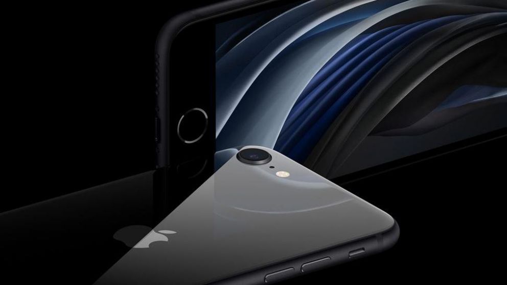 El iPhone SE en su versión 2020 tiene un chip A13 y una cámara principal de 12 megapixeles.