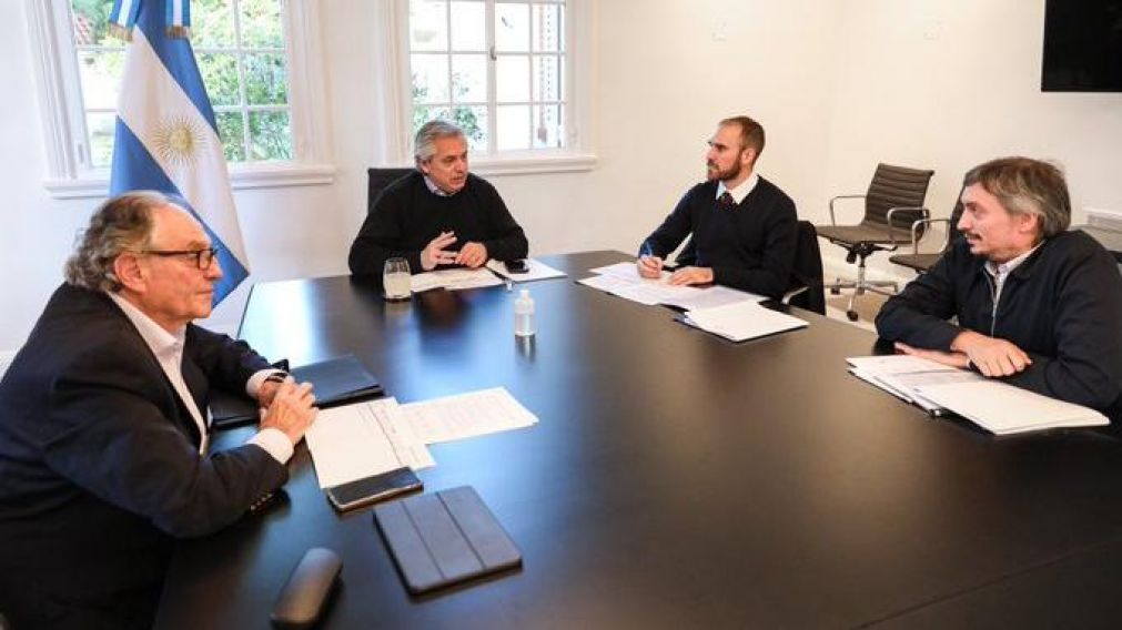 Mesa de reunión en la Quinta presidencial de Olivos.