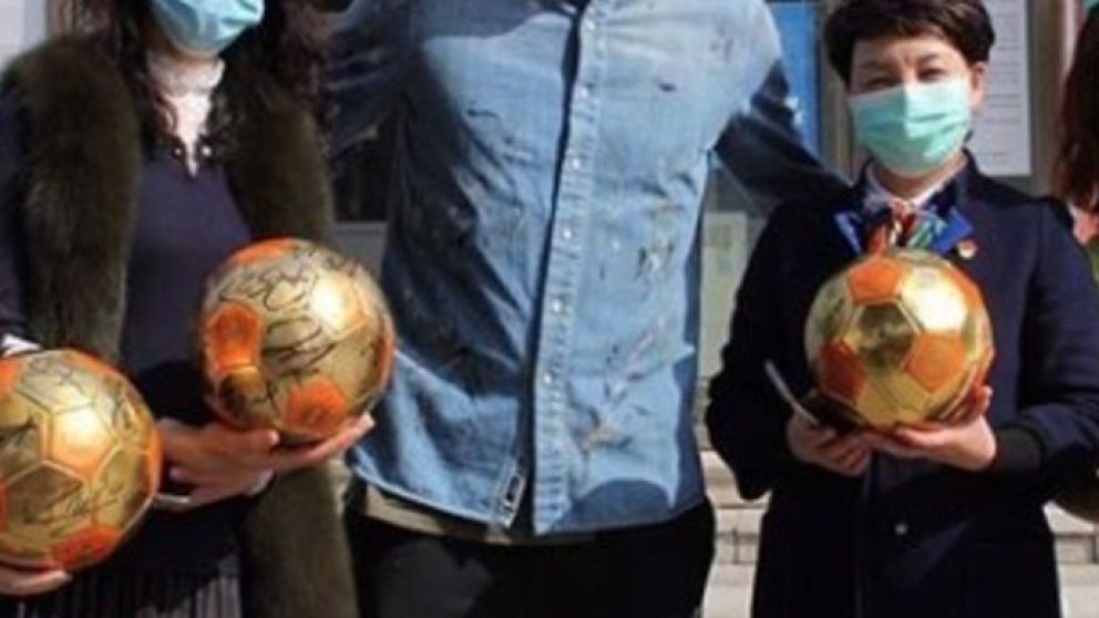 Fellaini, con médicas chinas.