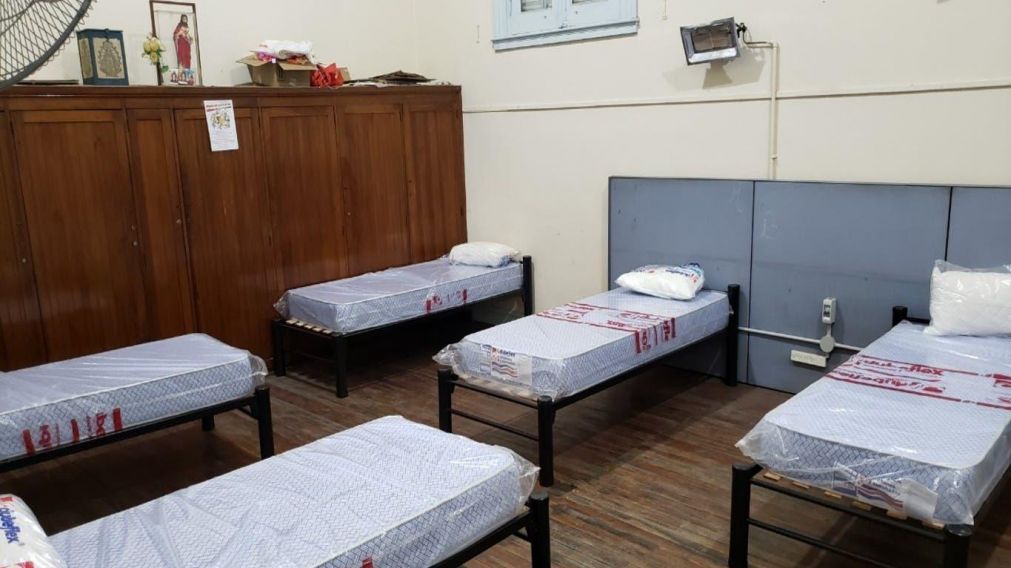 La iglesia, ubicada en Aim� Pain� al 1600, fue acondicionada con 25 camas, televisores y elementos para el esparcimiento de los adultos mayores .