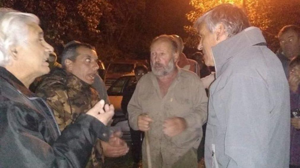 Tensi�n entre los vecinos y funcionarios locales. (Captura de video)
