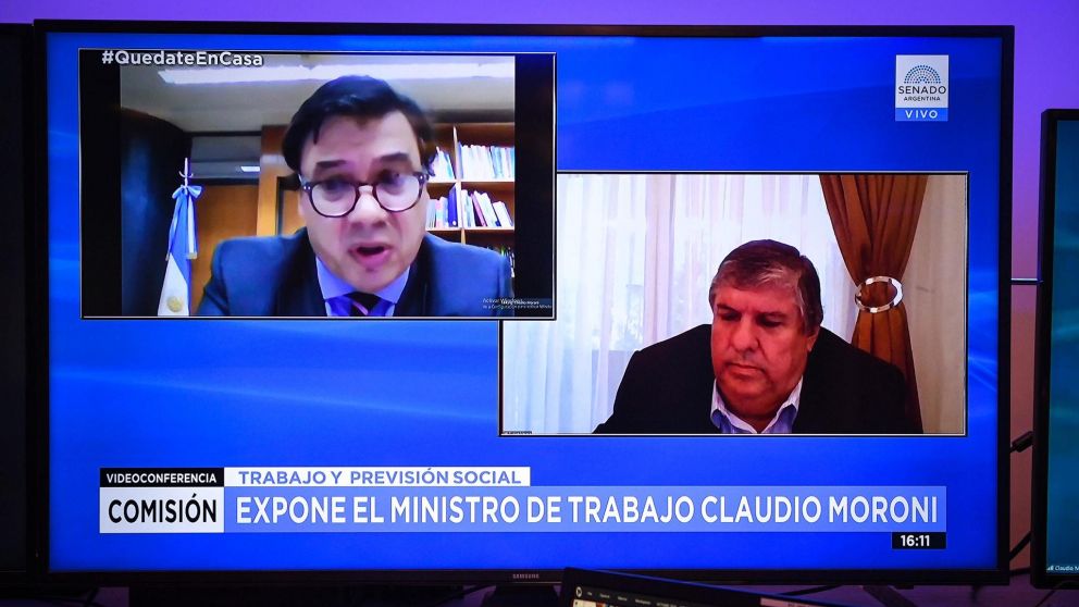 El ministro de Trabajo Claudio Moroni en medio de la videoconferencia con el Senado. (Prensa Senado).