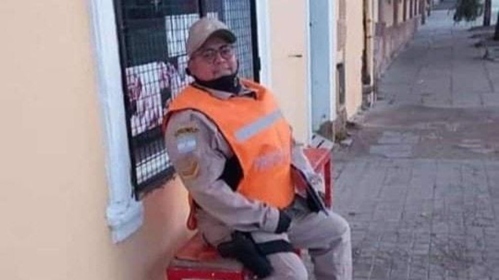 El agente Soto, víctima de la locura de la cuarentena.