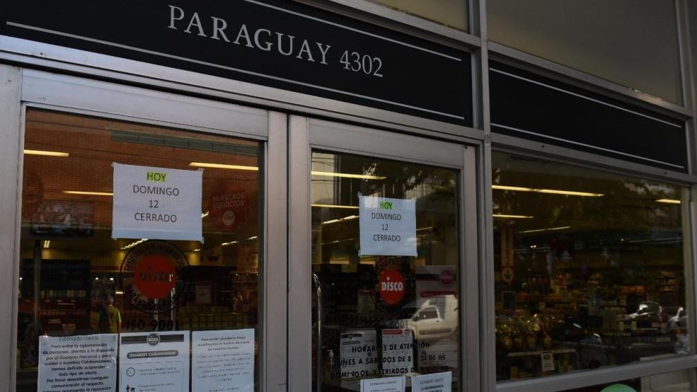 La sede de Disco cerrada y con carteles informando la situación (Crónica/Jonatan Moreno).