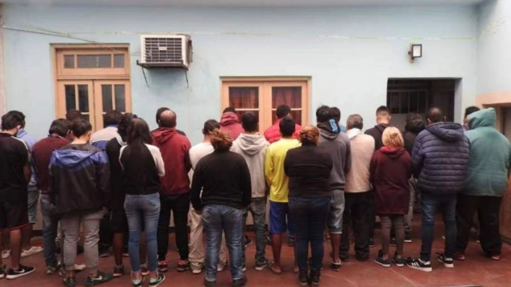 Las personas detenidas por los efectivos policiales.