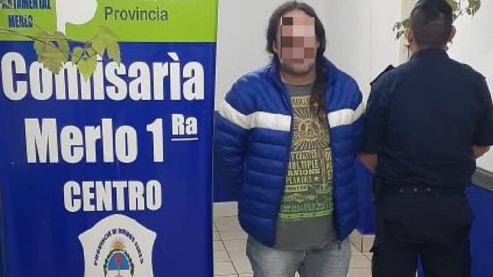 Uno de los delincuentes que fue detenido por el robo de los objetos del centro asistencial.