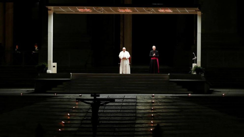 El papa Francisco realiza la sagrada devoción sin fieles debido al coronavirus.