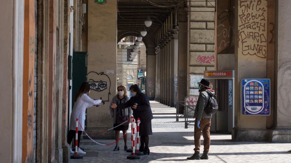 Los ciudadanos italianos siguen con la cuarentena total, medida que se tomó en el marco de la pandemia de coronvirus (Télam)