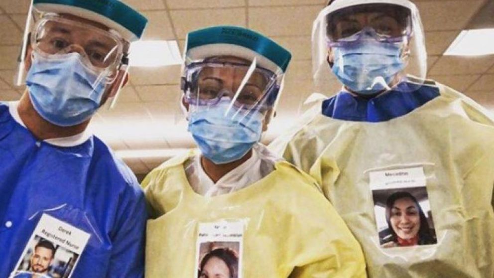 Con esta iniciativa, médicos le sacan una sonrisa a los pacientes.