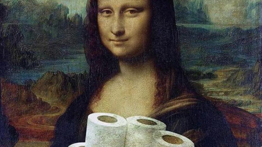 La obra más icónica de este museo dedicado al coronavirus es una Mona Lisa que, a diferencia de la de Leonardo Da Vinci, sostiene rollos de papel higiénico.