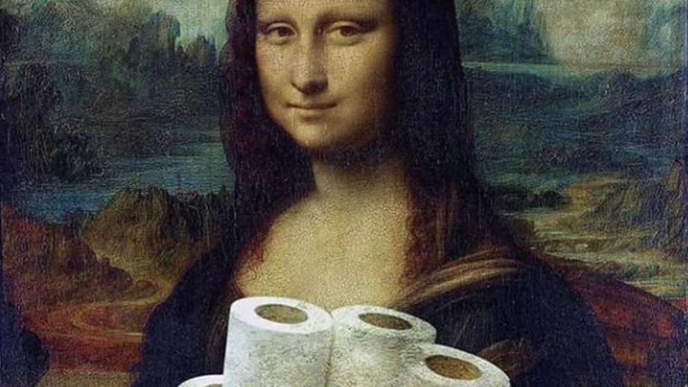 La obra más icónica de este museo dedicado al coronavirus es una Mona Lisa que, a diferencia de la de Leonardo Da Vinci, sostiene rollos de papel higiénico.
