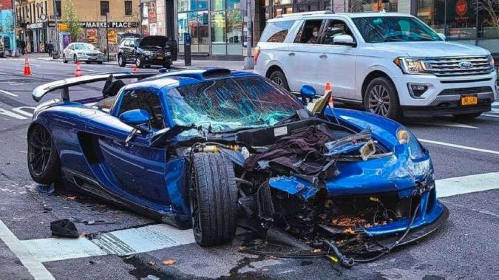 Así quedó el porsche del excéntrico millonario.