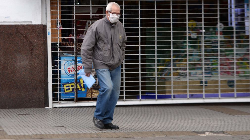 Barbijos y soledad, una postal cotidiana (R�ben Paredes - Diario Cr�nica)