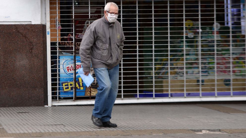 Barbijos y soledad, una postal cotidiana (Rúben Paredes - Diario Crónica)