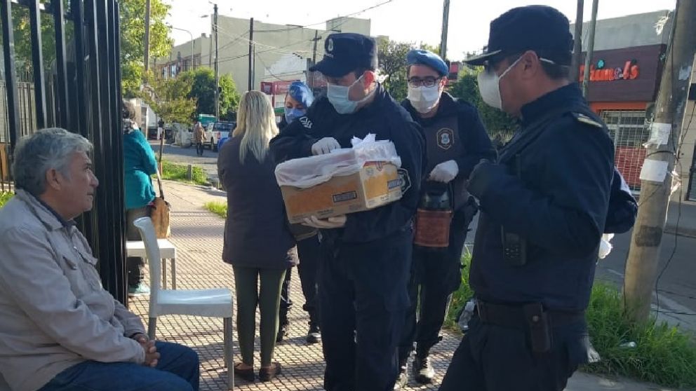 Los efectivos policiales de Florencio Varela repartieron tortas fritas a los ancianos que hacían filas en los bancos.