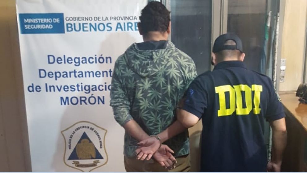 Uno de los delincuentes que fue detenido por los pesquisas policiales en la localidad de Ituzaingó.