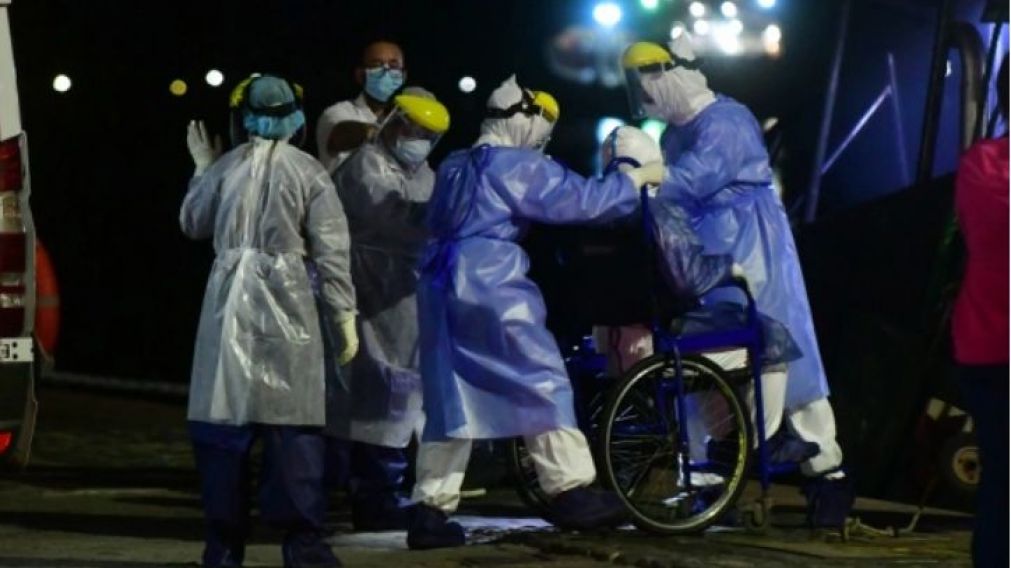 Personal médico asistió a tres personas del crucero derivadas a centros de salud (gentileza El País)..