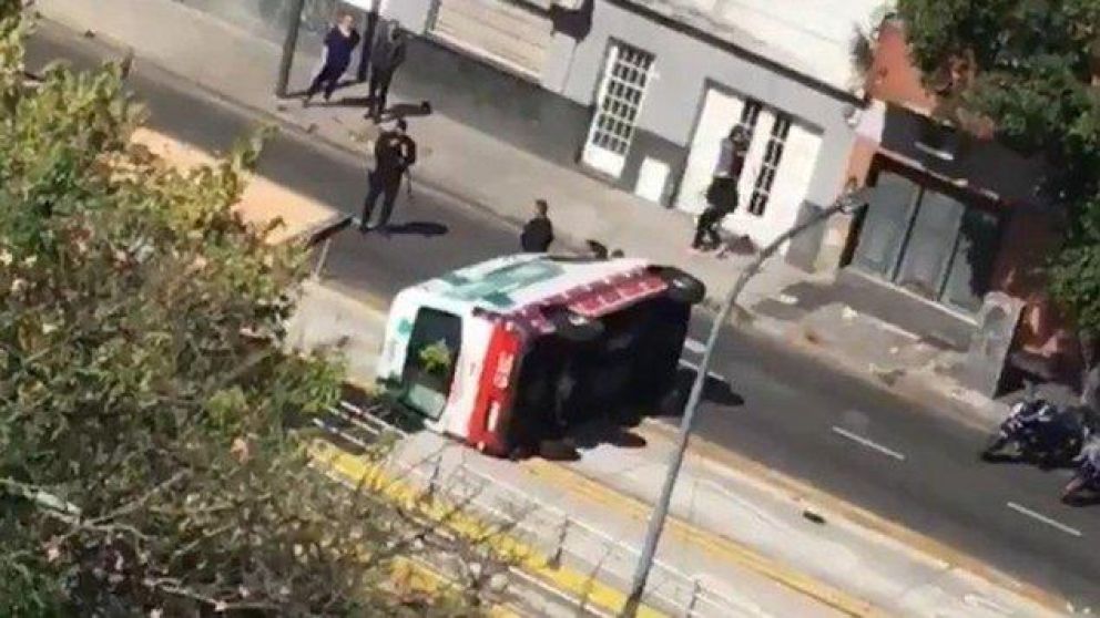 Así quedó la ambulancia del SAME tras el choque. (Captura video)