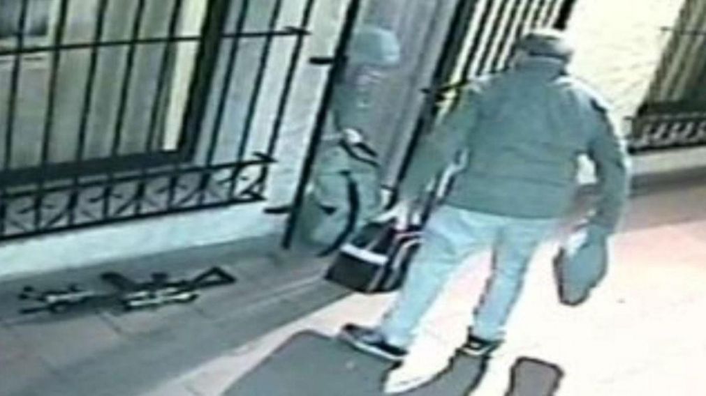 Así entregaba los bolsos llenos de dólares José López.
