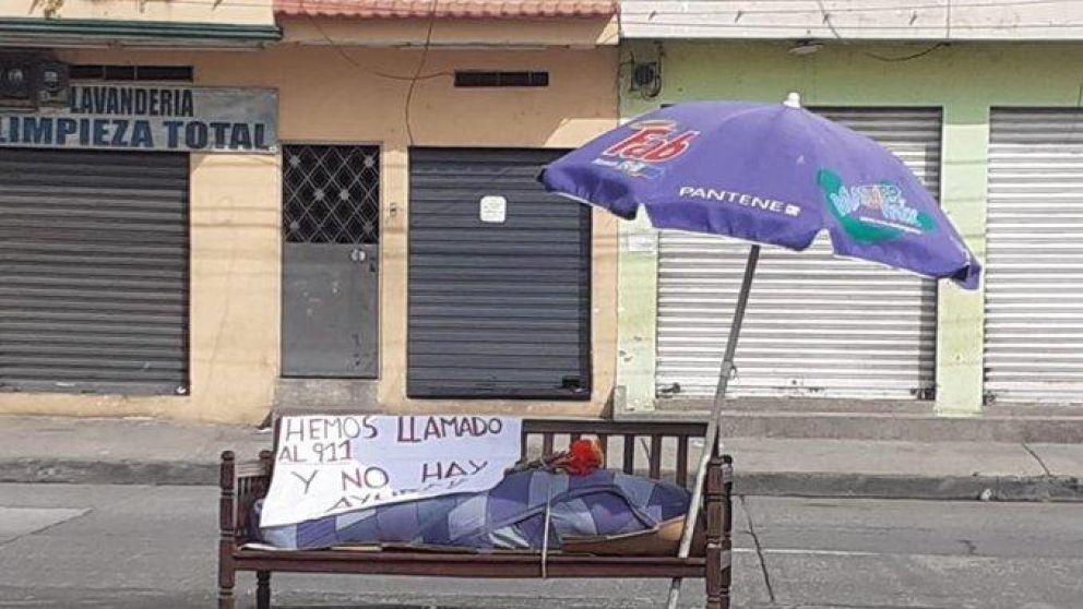 Encontraron un cadáver en la calle y le pusieron un cartel para que vayan a buscarlo.
