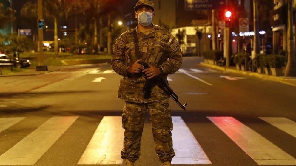 En momentos críticos, aparece lo mejor y lo peor de los seres humanos.