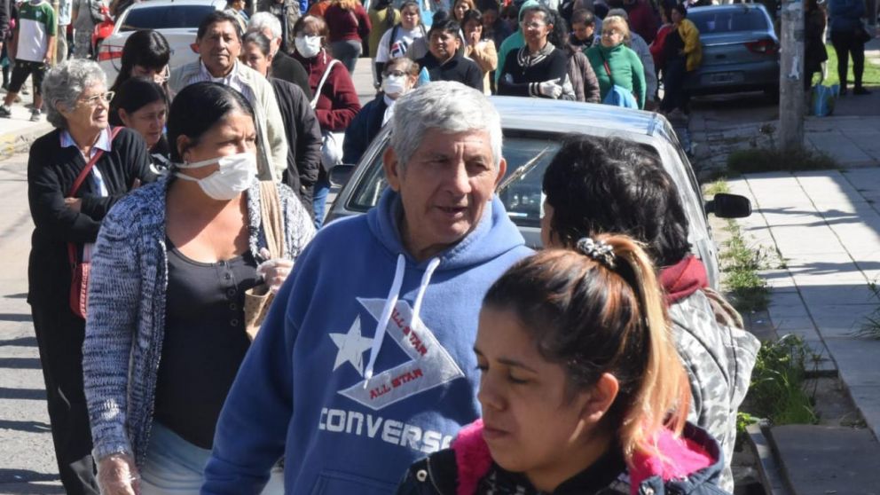Miles de personas salieron de sus casas ayer en medio de la cuarentena (Pablo Villan/Crónica).