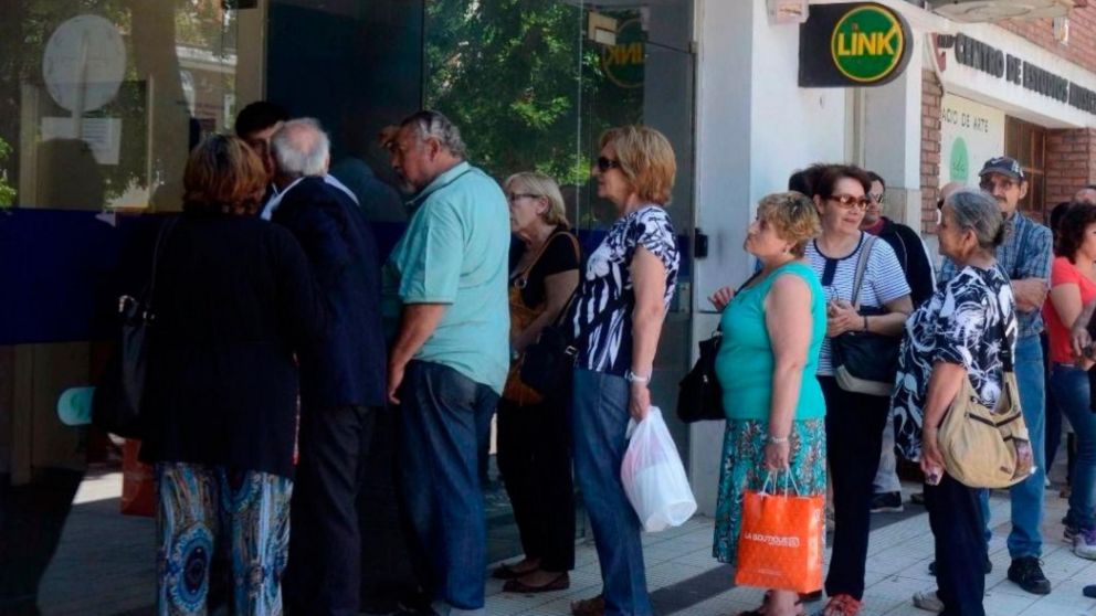 Los bancos desbordaron de personas, en medio de la cuarentena por coronavirus.
