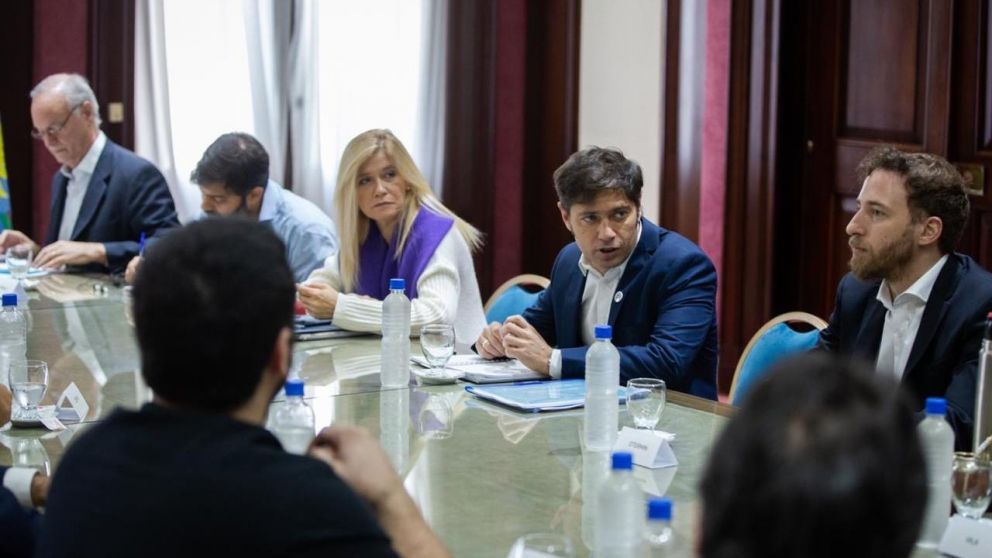 Axel Kicillof encabezando la reunión junto a Verónica Magario y Federico Otermín