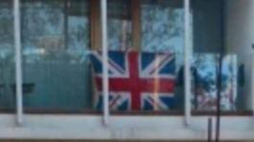 Un joven colgó una bandera del Reino Unido de Gran Bretaña en el balcón de su casa en la ciudad de La Plata.
