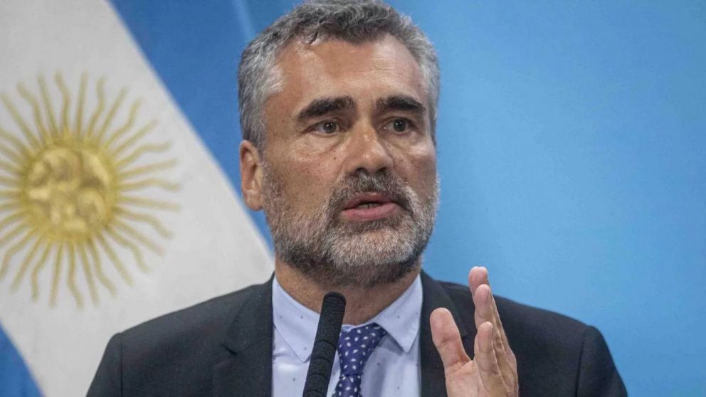 El director ejecutivo de Anses y su publicación a un día de la reapertura de los bancos (Télam/Archivo).