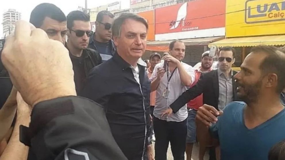 BOLSONARO, DURANTE EL CONTROVERTIDO PASEO QUE FILMÓ EN TAGUATINGA, BRASILIA.