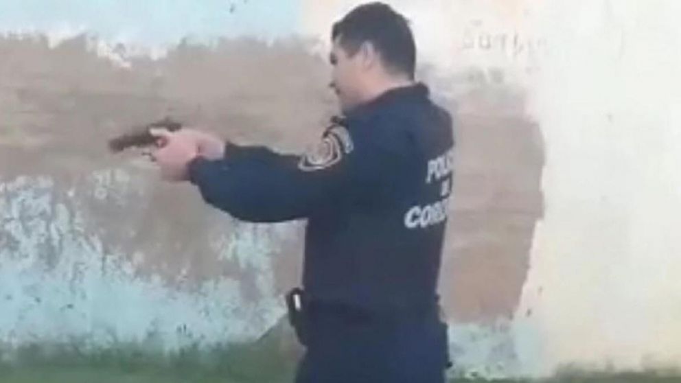El efectivo disparando en el video viral. Por suerte tuvo mala puntería.