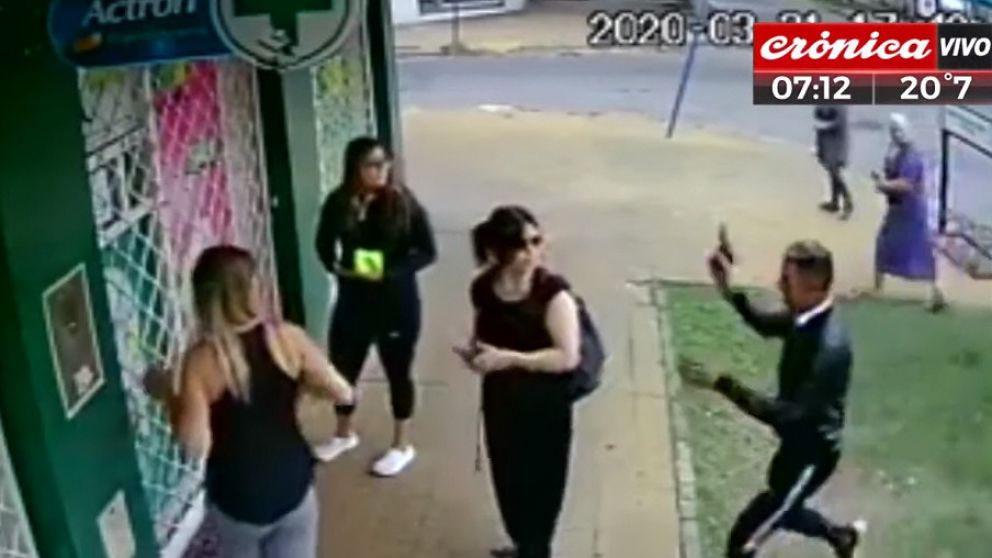 Los asaltantes se bajaron armas en mano de un auto de alta gama presuntamente robado.