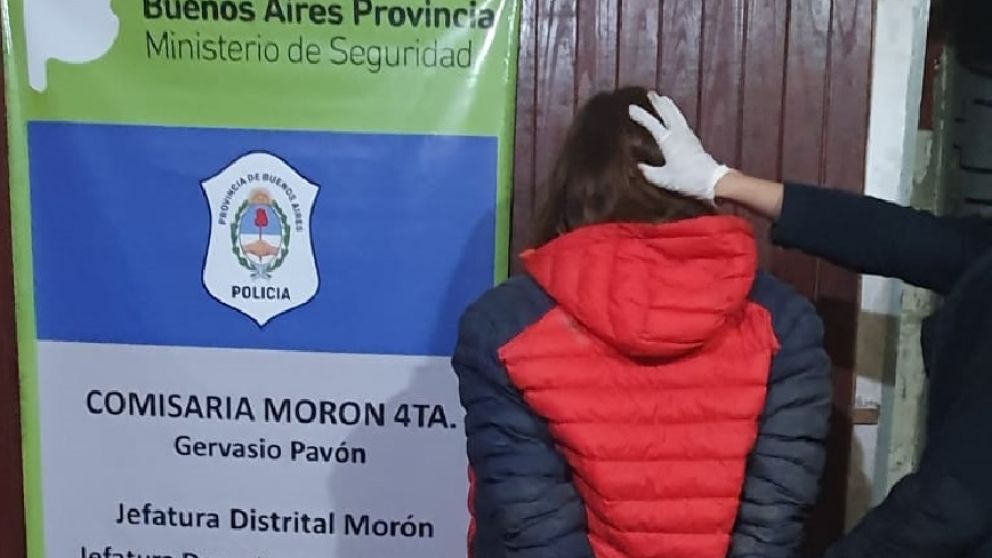 Esta es la mujer que fue detenida luego de haber agredido a mordiscones a los efectivos policiales.