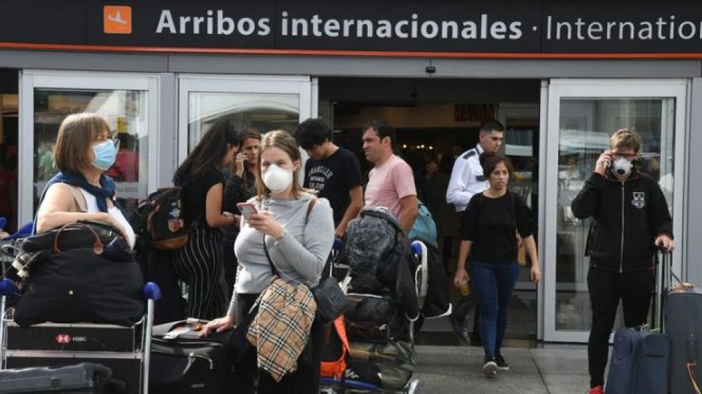 Largas filas de personas arribaron al país durante marzo (Web).