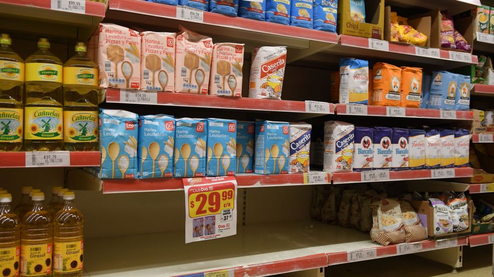 En las góndolas hay faltantes de algunos productos.
