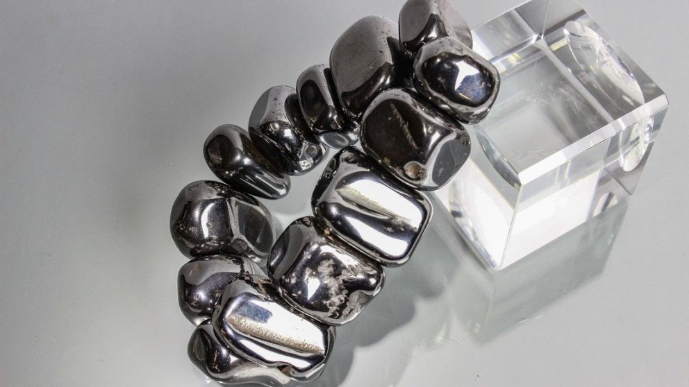 Quiso crear un dispositivo anti coronavirus y terminó internado con imanes atascados en la nariz.