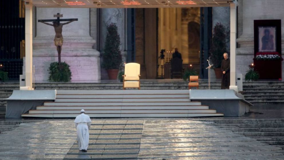 Francisco ante la imagen de la Virgen de Fátima en 2017.