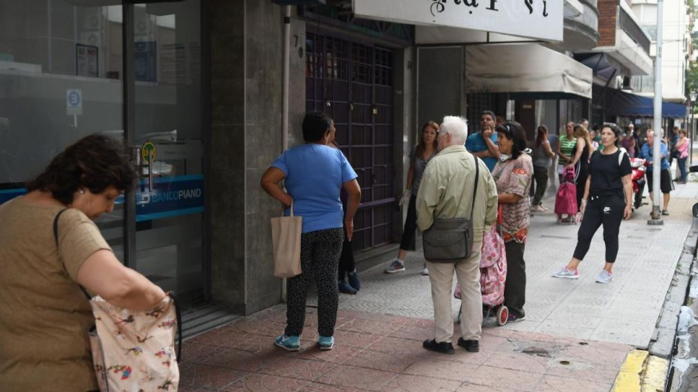 Jubilados debieron hacer hasta 2 horas de cola para cobrar sus haberes. (Rubén Paredes/Crónica)