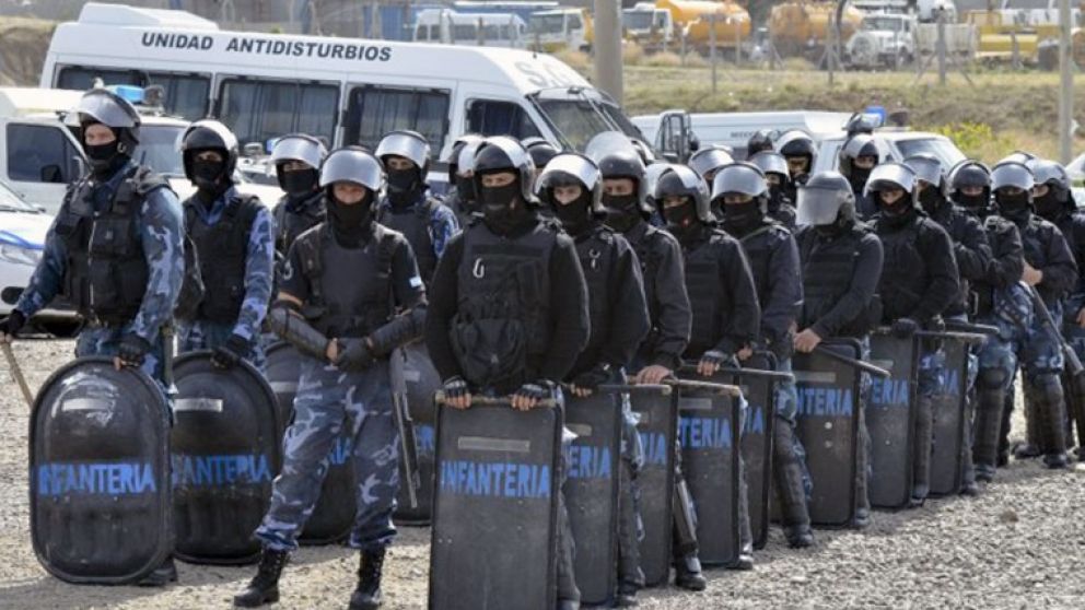 Los efectivos del Cuerpo de Infantería y de Caballería fueron enviados a zonas estratégicas del conurbano.