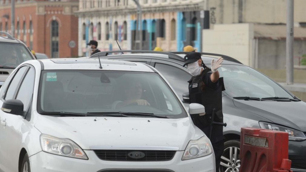 Personal de seguridad controla los ingresos y egresos de la Ciudad de Buenos Aires (Hernán Nersesian/Crónica).