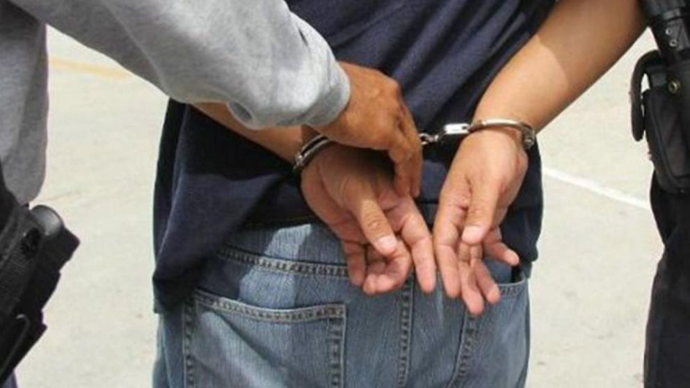 Una mujer en estado crítico tras ser quemada presuntamente por su pareja y este fue detenido.