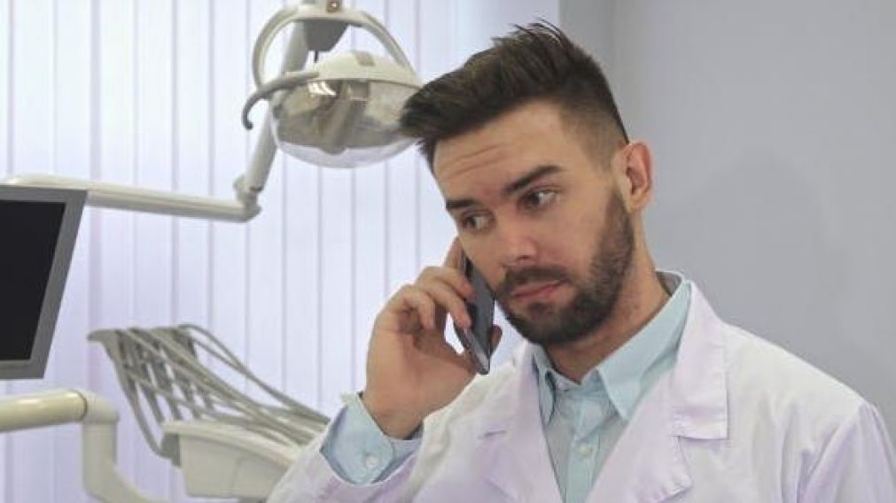 Dentistas atenderán a través de sus teléfonos. (Imagen ilustrativa)