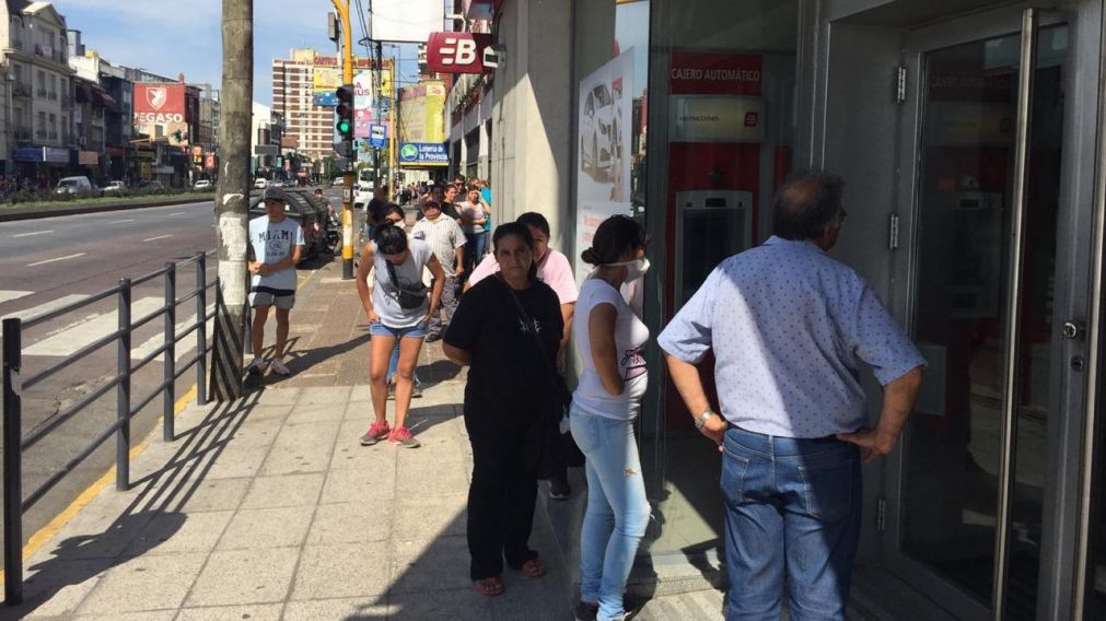 Los cajeros automáticos son una de las formas habilitadas para poder sacar efectivo (Carlos Ventura/Crónica).